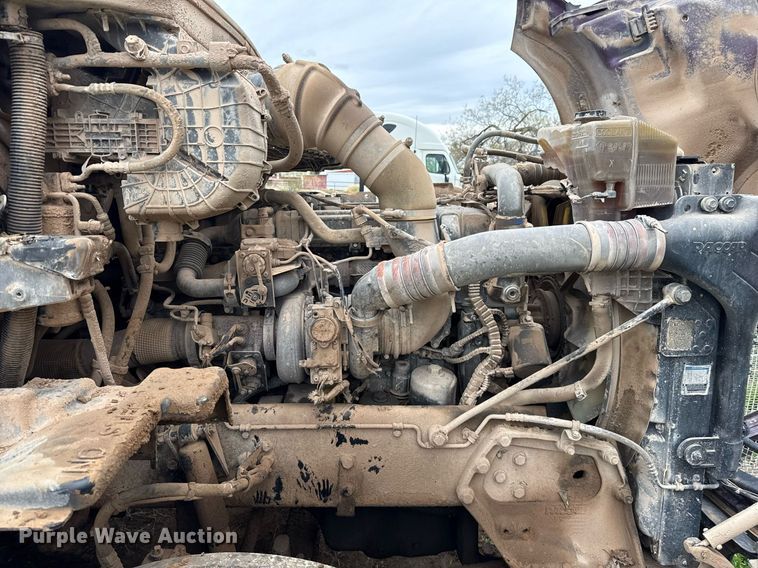 image for item DO2637 2015 Kenworth T680 semi truck