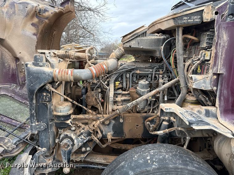 image for item DO2637 2015 Kenworth T680 semi truck