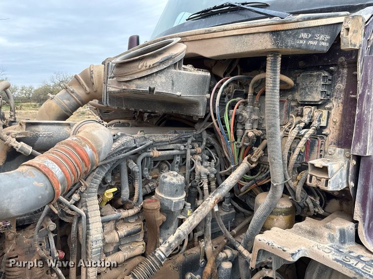 image for item DO2637 2015 Kenworth T680 semi truck