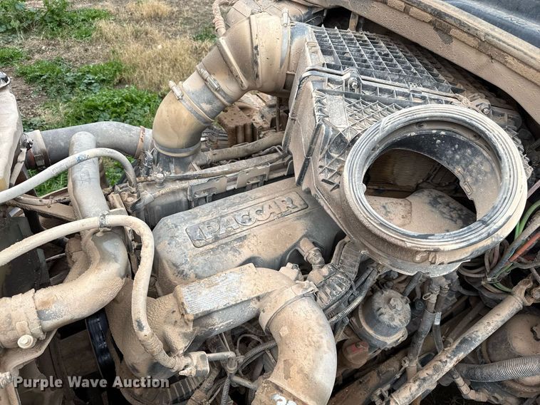 image for item DO2637 2015 Kenworth T680 semi truck