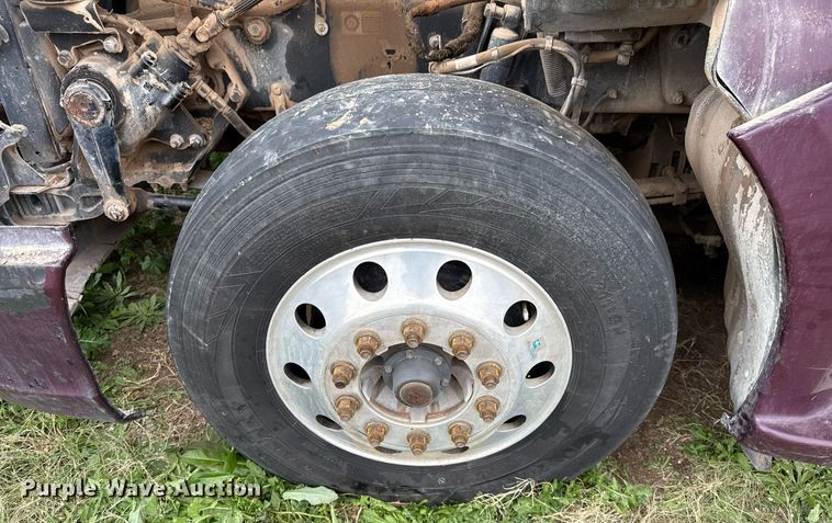 image for item DO2637 2015 Kenworth T680 semi truck