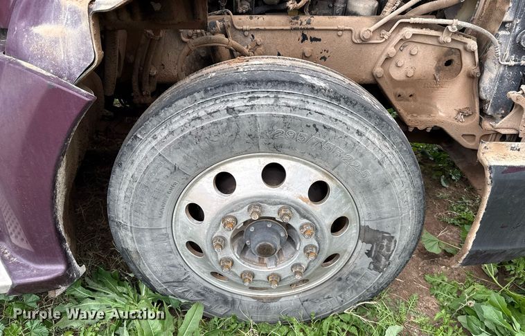 image for item DO2637 2015 Kenworth T680 semi truck