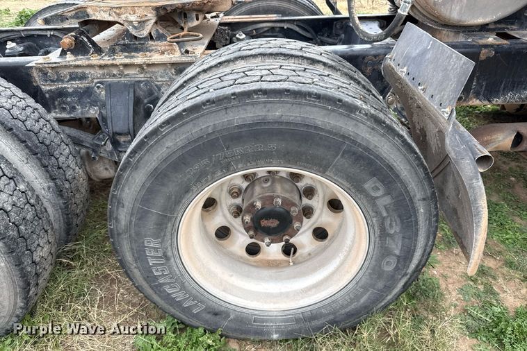 image for item DO2637 2015 Kenworth T680 semi truck