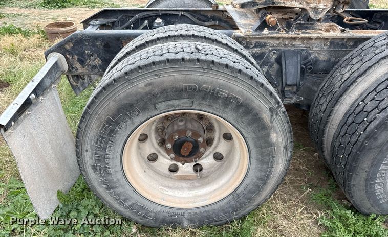 image for item DO2637 2015 Kenworth T680 semi truck