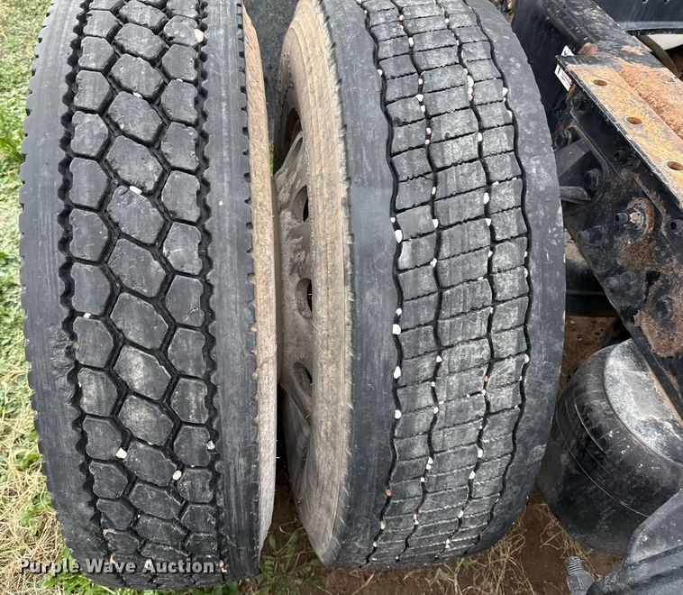 image for item DO2637 2015 Kenworth T680 semi truck