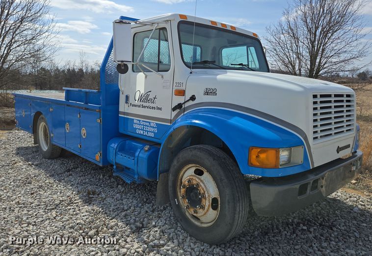 image for item DP6196 2002 International 4700 flatbed truck