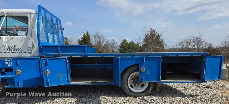 image for item DP6196 2002 International 4700 flatbed truck