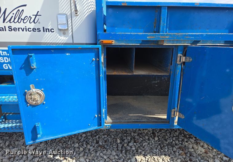 image for item DP6196 2002 International 4700 flatbed truck