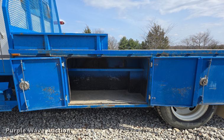 image for item DP6196 2002 International 4700 flatbed truck