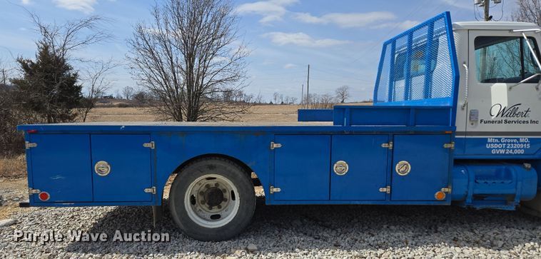 image for item DP6196 2002 International 4700 flatbed truck