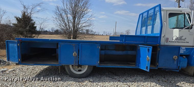 image for item DP6196 2002 International 4700 flatbed truck