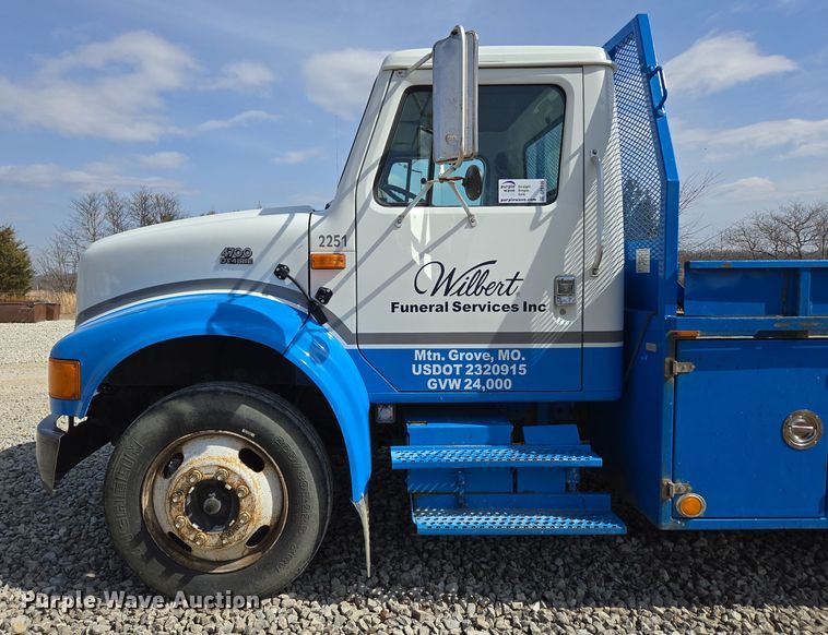 image for item DP6196 2002 International 4700 flatbed truck