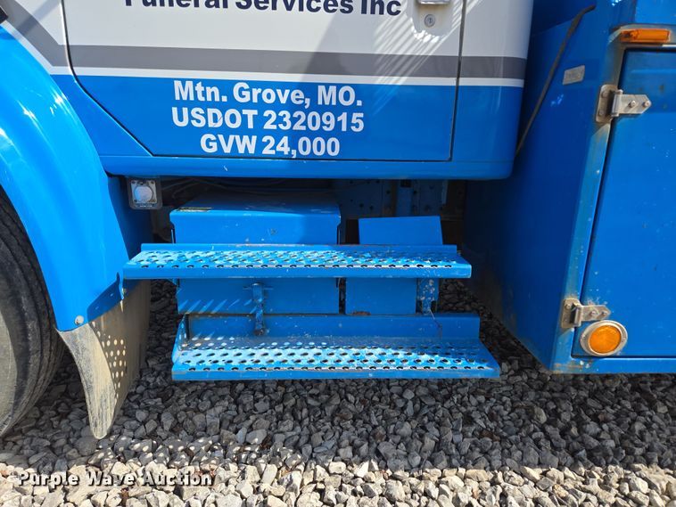 image for item DP6196 2002 International 4700 flatbed truck