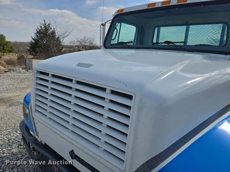 image for item DP6196 2002 International 4700 flatbed truck