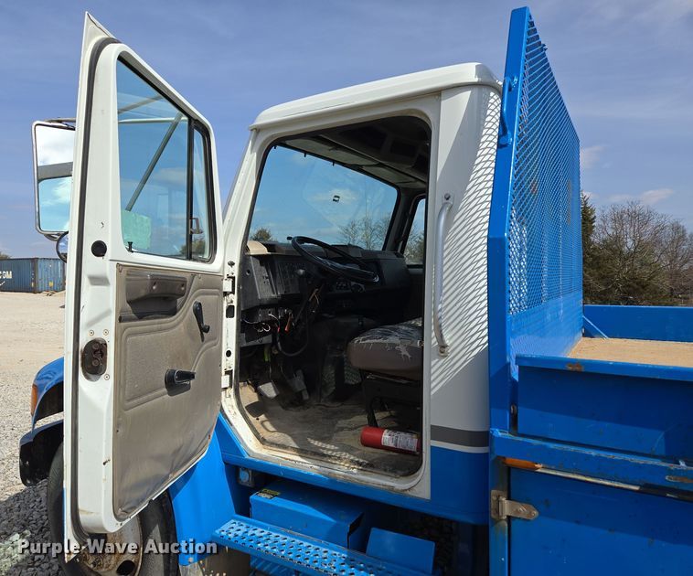 image for item DP6196 2002 International 4700 flatbed truck