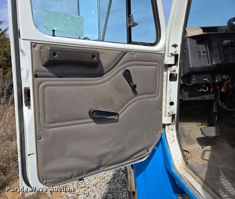 image for item DP6196 2002 International 4700 flatbed truck