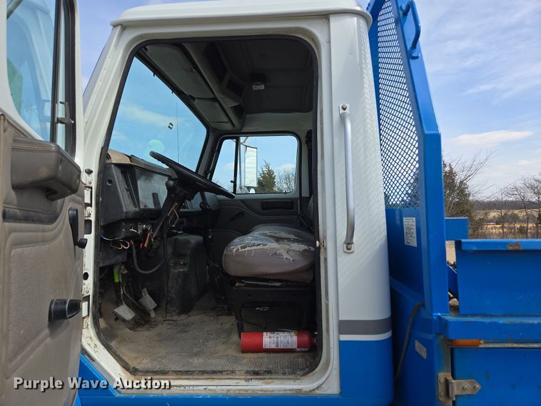 image for item DP6196 2002 International 4700 flatbed truck