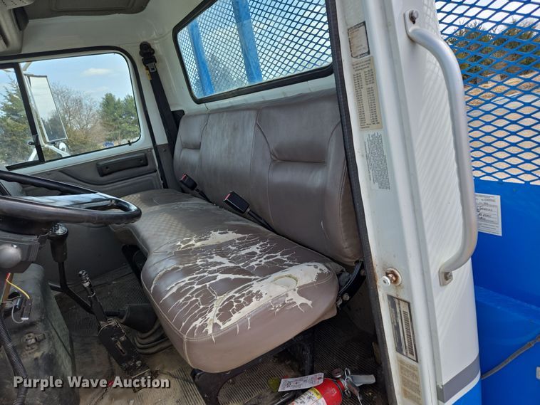 image for item DP6196 2002 International 4700 flatbed truck