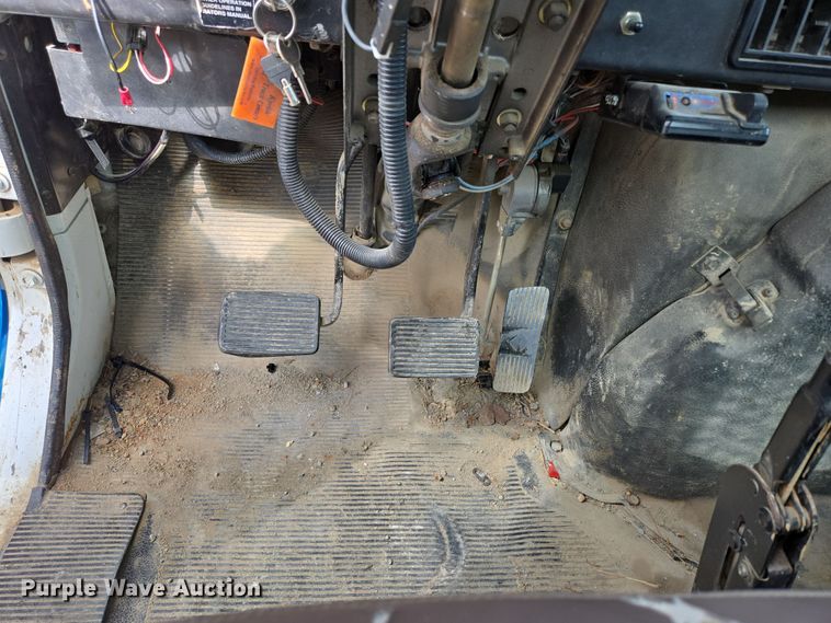 image for item DP6196 2002 International 4700 flatbed truck