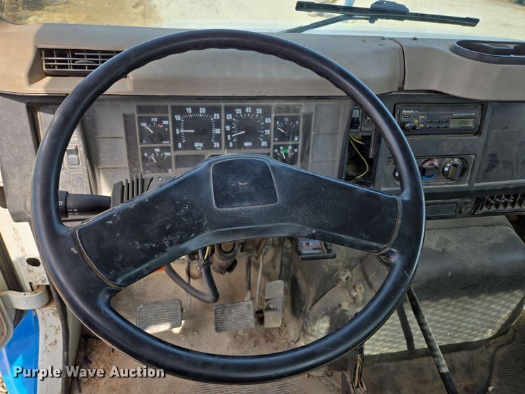 image for item DP6196 2002 International 4700 flatbed truck