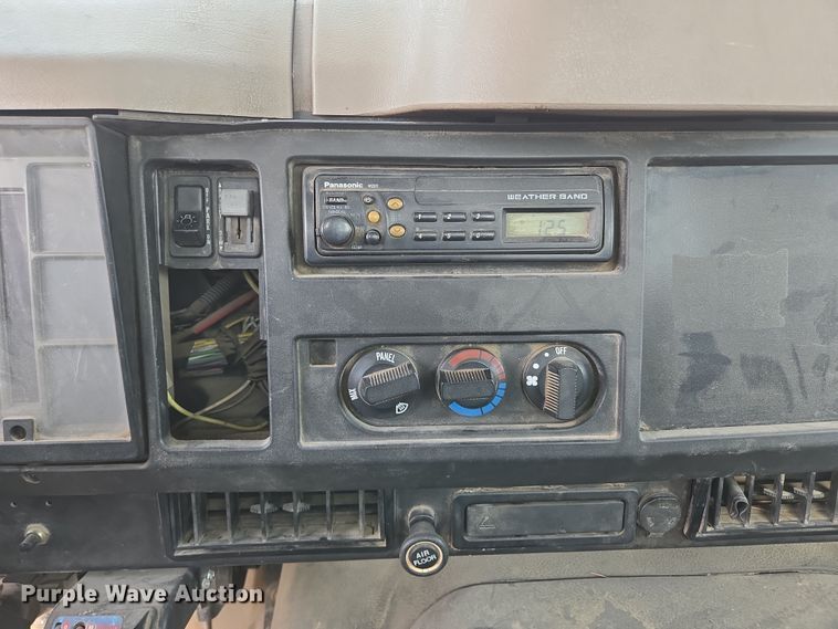 image for item DP6196 2002 International 4700 flatbed truck