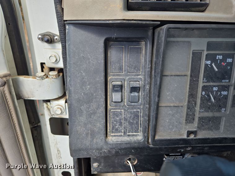 image for item DP6196 2002 International 4700 flatbed truck