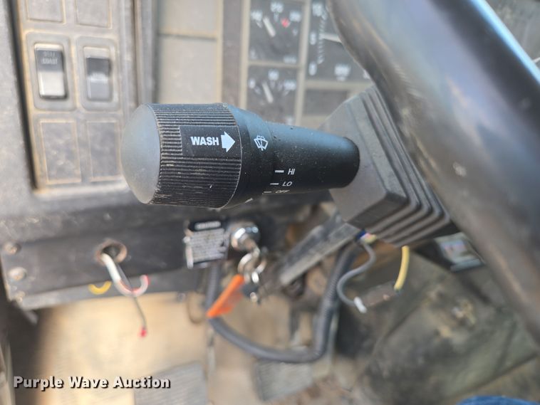 image for item DP6196 2002 International 4700 flatbed truck