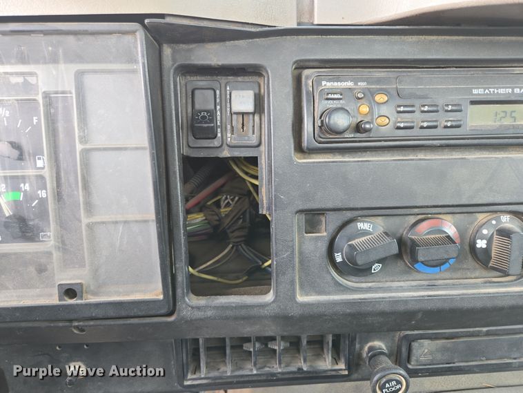 image for item DP6196 2002 International 4700 flatbed truck