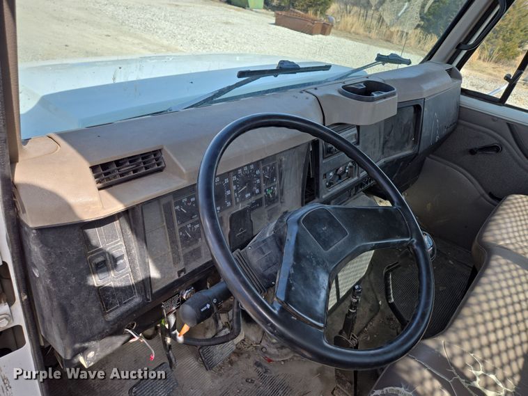 image for item DP6196 2002 International 4700 flatbed truck