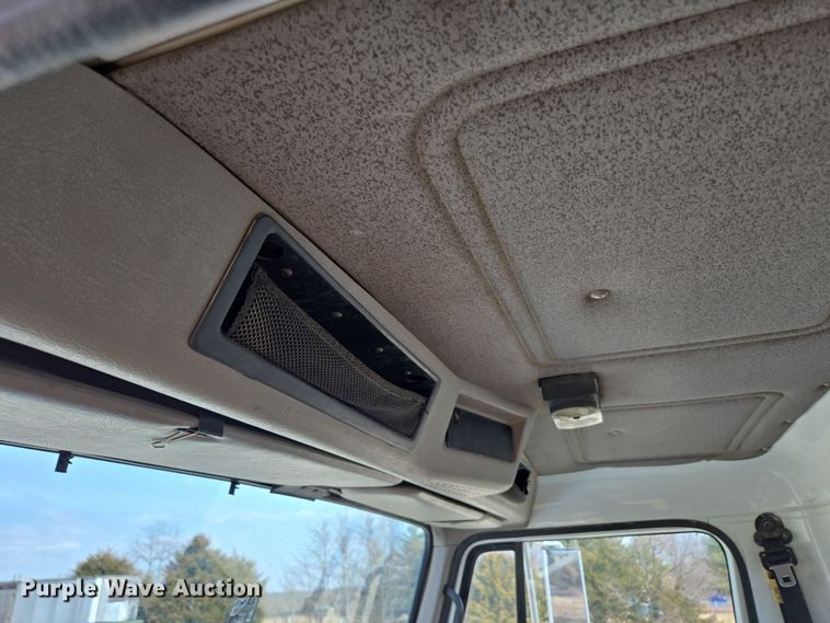 image for item DP6196 2002 International 4700 flatbed truck