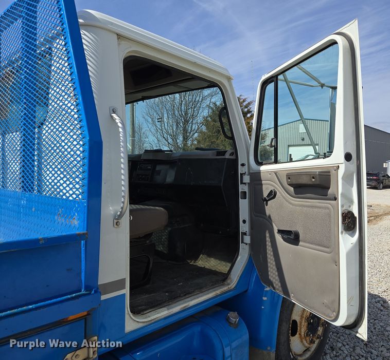 image for item DP6196 2002 International 4700 flatbed truck