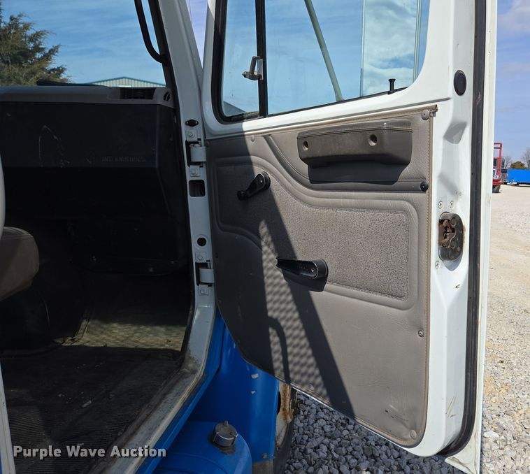 image for item DP6196 2002 International 4700 flatbed truck