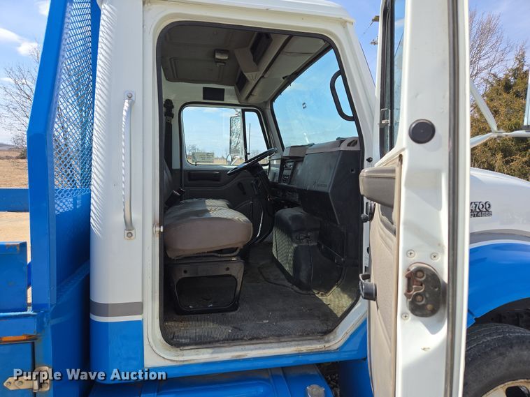 image for item DP6196 2002 International 4700 flatbed truck