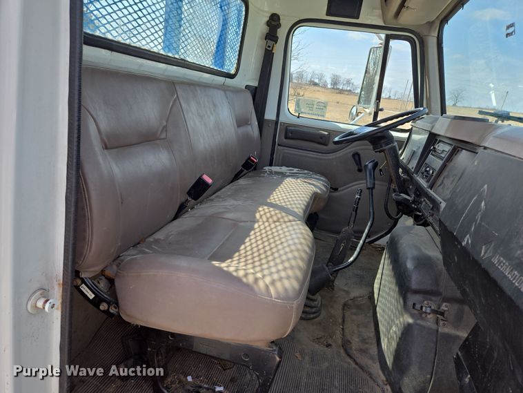 image for item DP6196 2002 International 4700 flatbed truck