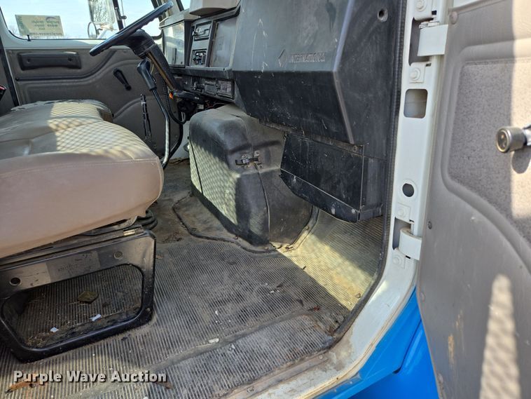 image for item DP6196 2002 International 4700 flatbed truck