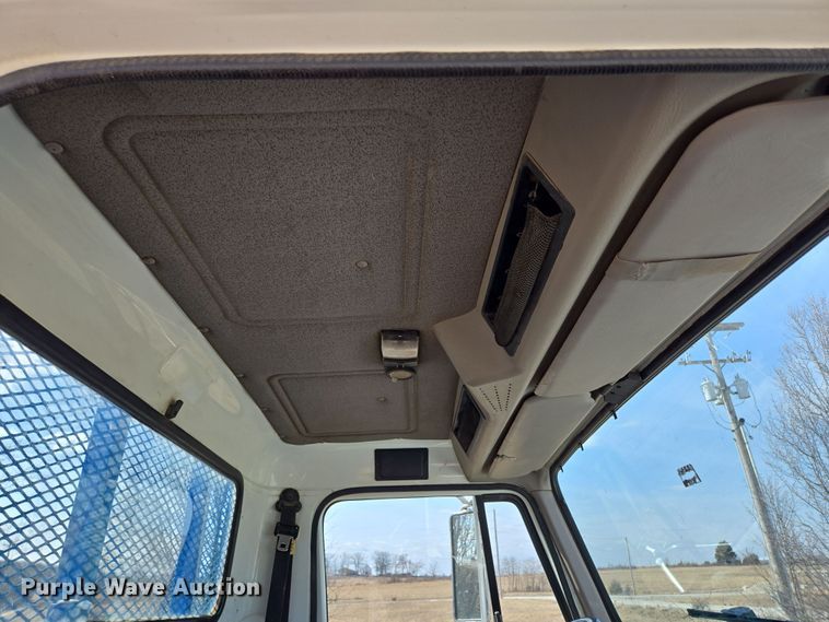 image for item DP6196 2002 International 4700 flatbed truck