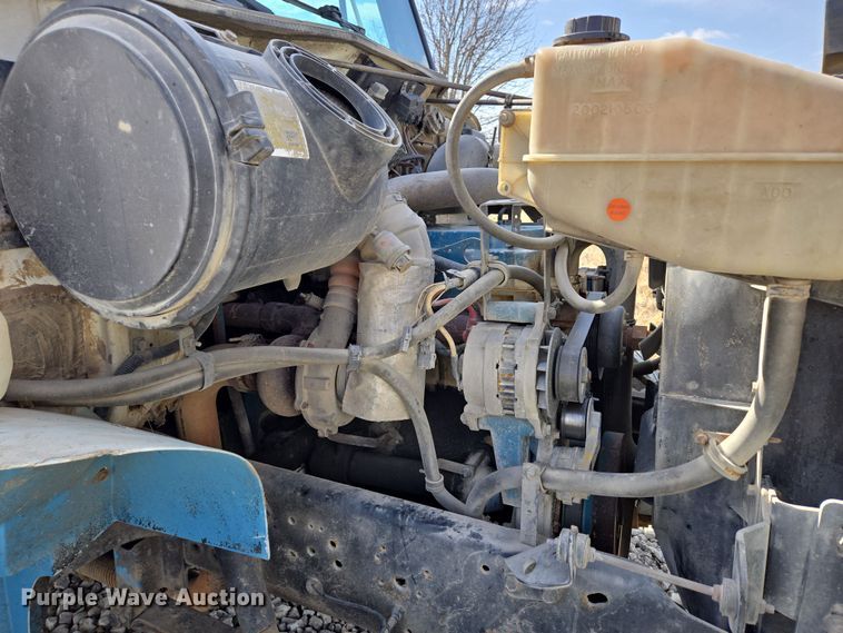 image for item DP6196 2002 International 4700 flatbed truck