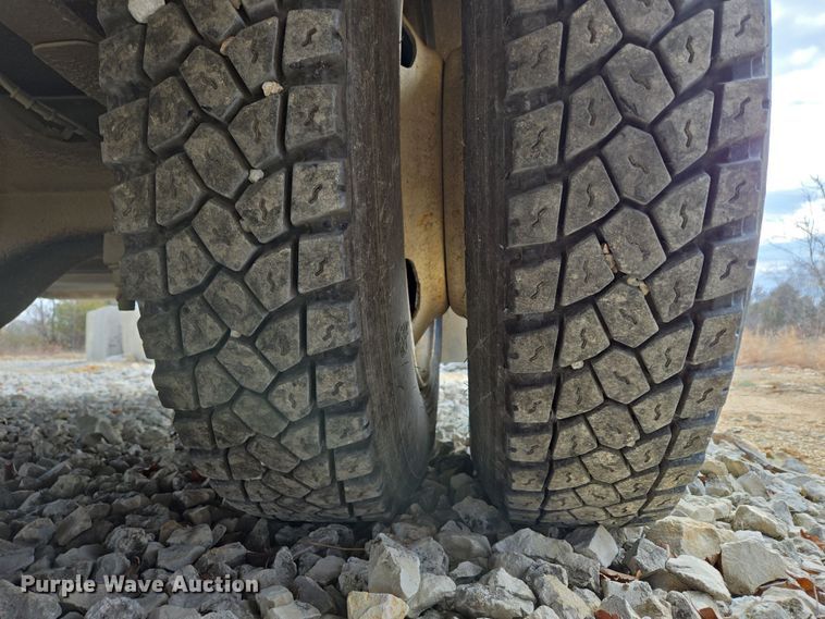 image for item DP6196 2002 International 4700 flatbed truck