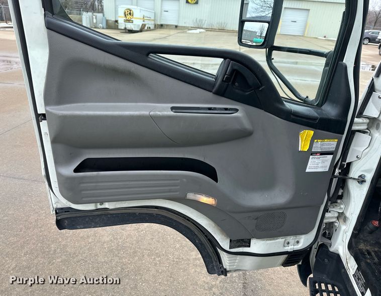 image for item DQ6602 2019 Mitsubishi Fuso Canter box truck