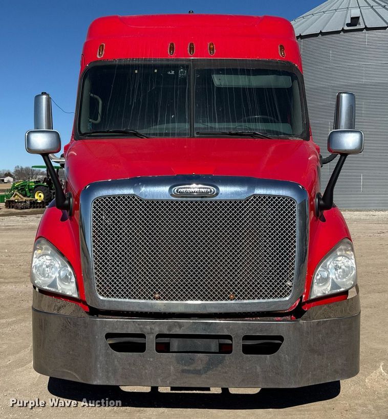 image for item DQ6652 2012 Freightliner Cascadia 113 semi truck