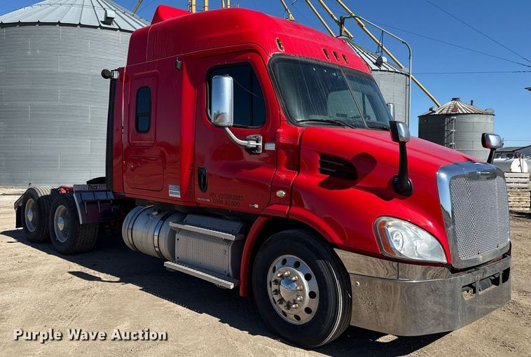 image for item DQ6652 2012 Freightliner Cascadia 113 semi truck