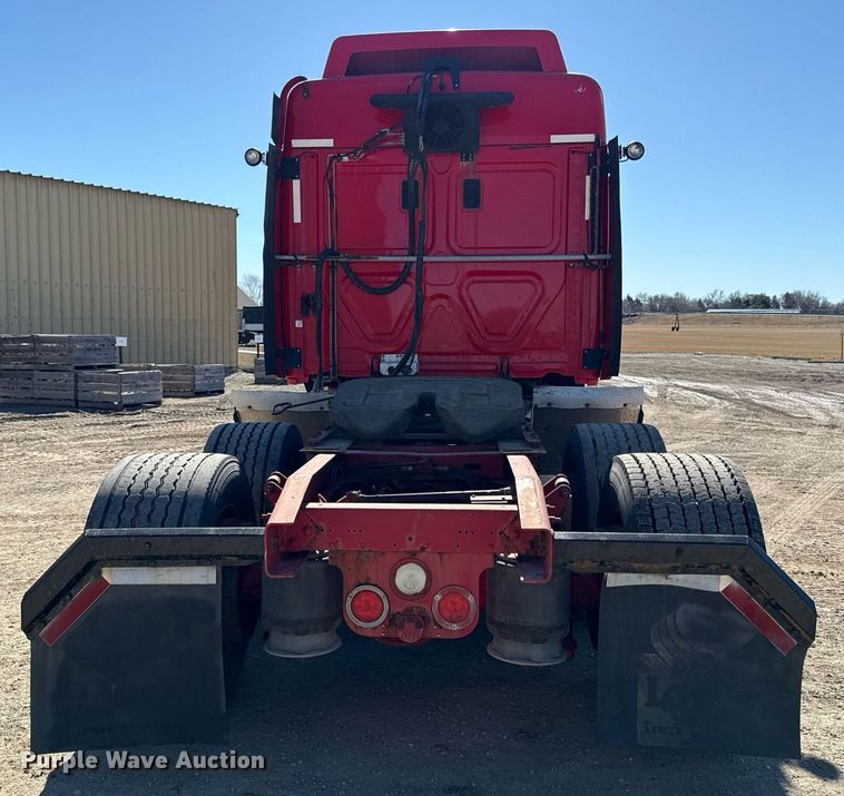 image for item DQ6652 2012 Freightliner Cascadia 113 semi truck