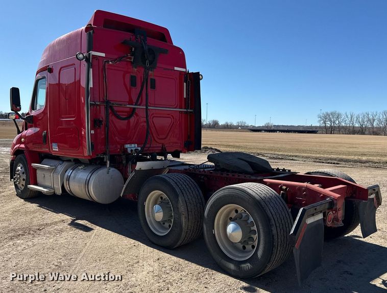 image for item DQ6652 2012 Freightliner Cascadia 113 semi truck