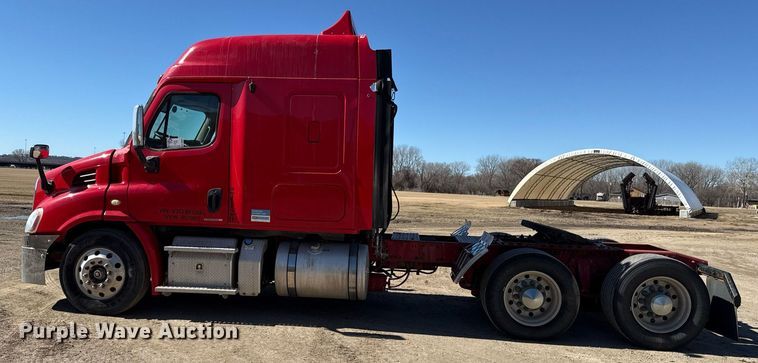 image for item DQ6652 2012 Freightliner Cascadia 113 semi truck