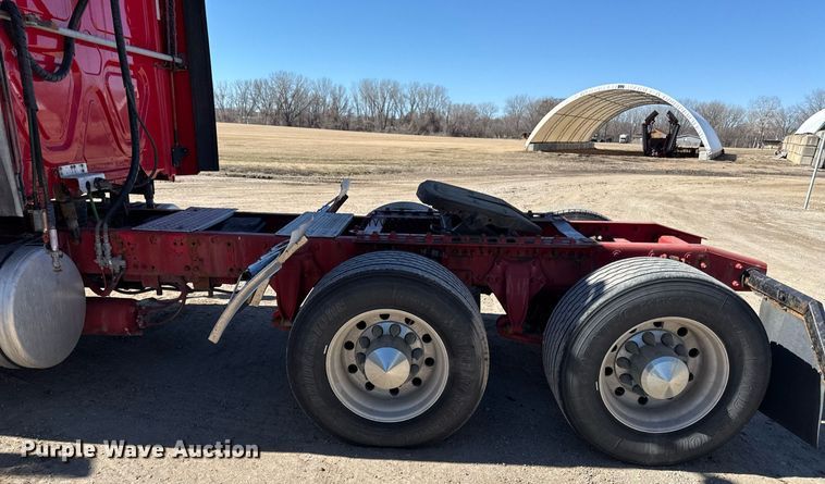 image for item DQ6652 2012 Freightliner Cascadia 113 semi truck