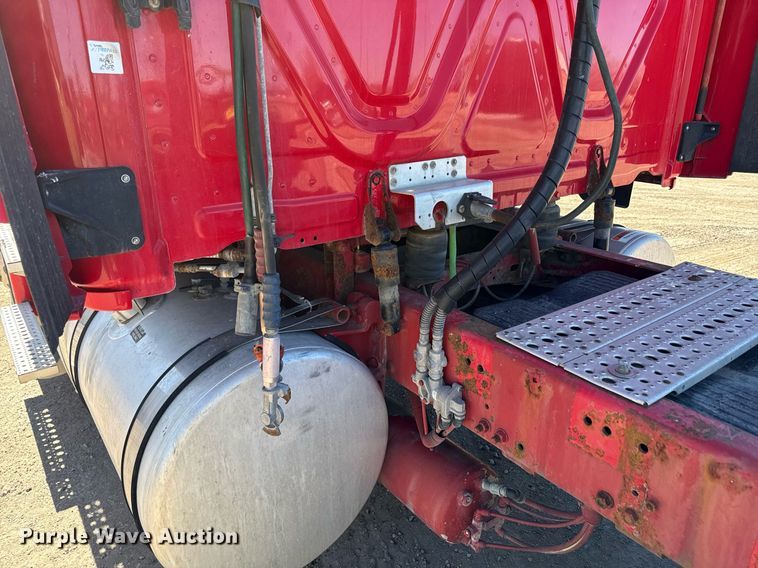 image for item DQ6652 2012 Freightliner Cascadia 113 semi truck