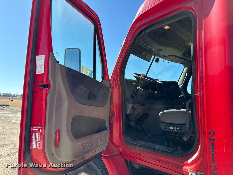 image for item DQ6652 2012 Freightliner Cascadia 113 semi truck