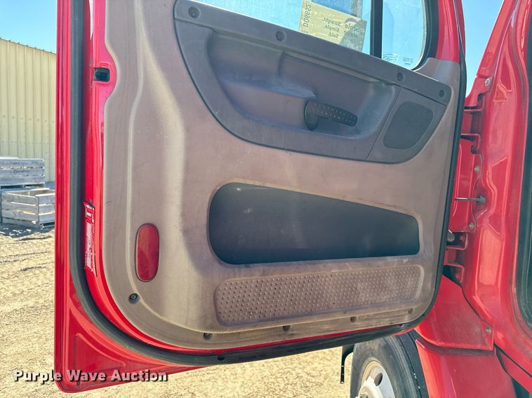 image for item DQ6652 2012 Freightliner Cascadia 113 semi truck