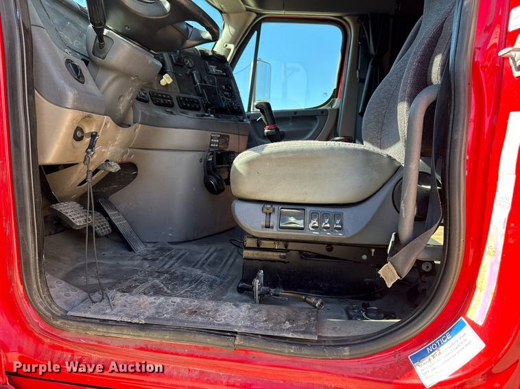 image for item DQ6652 2012 Freightliner Cascadia 113 semi truck