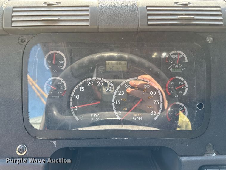 image for item DQ6652 2012 Freightliner Cascadia 113 semi truck